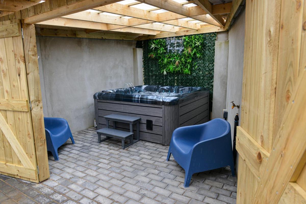 Esterville 1 And 2 Bedrooms Hot Tub Availability