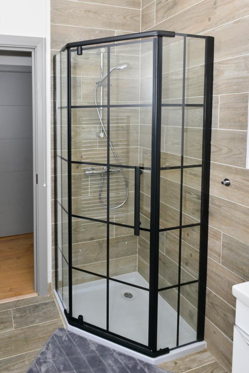 Esterville 1 And 2 Bedrooms Hot Tub Availability * Belfast